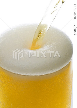 ビールを注ぐ ビールを注ぐ 107059224