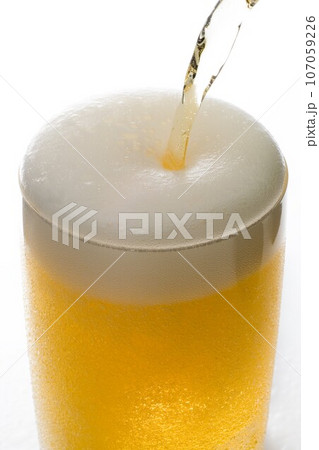 ビールを注ぐ ビールを注ぐ 107059226
