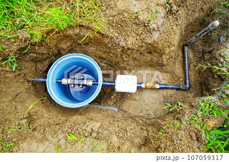 屋外に設置した水道の配管工事 107059317