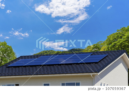 エコ住宅と青空 エコ住宅と青空 107059367