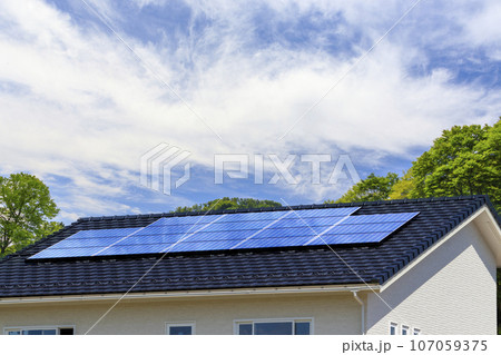 エコ住宅と青空 107059375