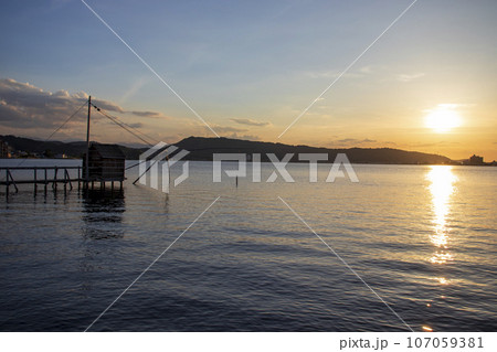 東郷湖と夕陽 107059381