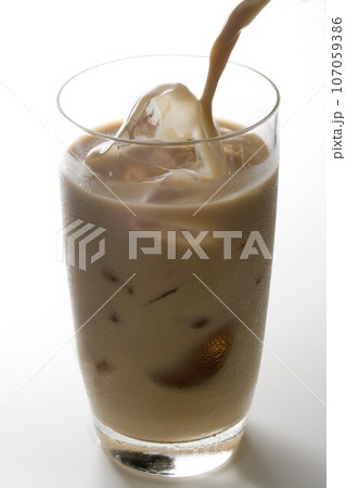 注ぐミルクコーヒー 107059386