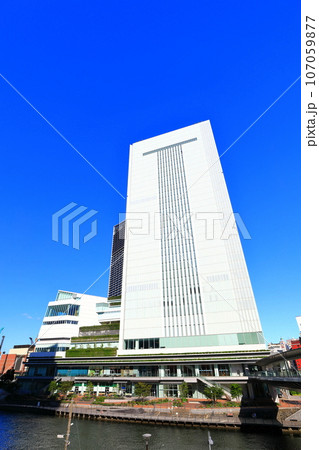 【神奈川県】快晴の新横浜市役所  【神奈川県】快晴の新横浜市役所  107059877