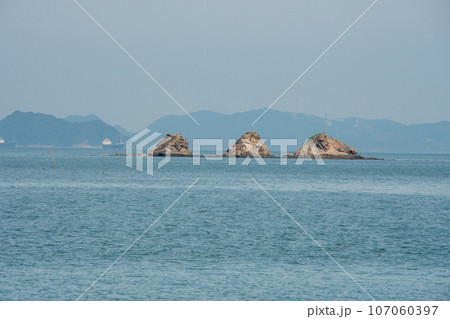 岡山県浅口市寄島町 紺碧の青佐鼻海岸から見る三ツ山 岡山県浅口市寄島町 紺碧の青佐鼻海岸から見る三ツ山 107060397