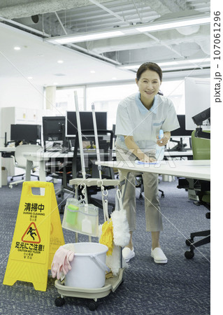 オフィスでデスクを拭き掃除するシニア女性　縦位置 107061296