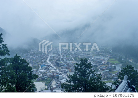 雲に覆われる街 雲に覆われる街 107061379