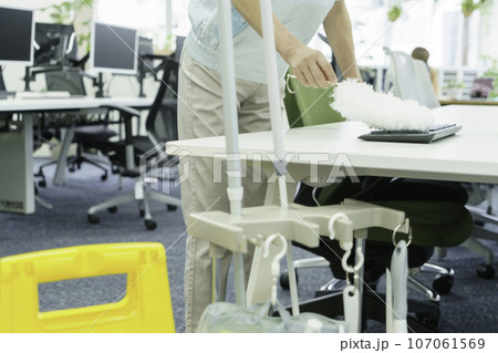 清掃中のオフィス 107061569