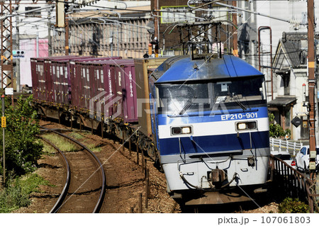 山陽本線　尾道付近のカーブを行くEF210-901牽引の貨物列車 107061803