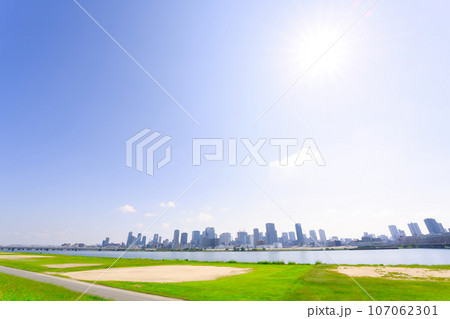【大阪府】9月・青空の河川敷から見る大阪のビル街 107062301