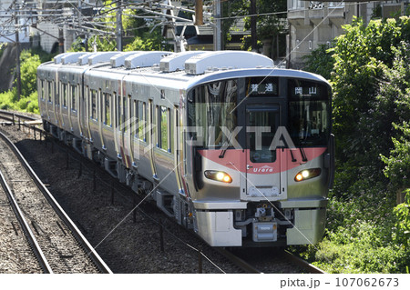 山陽本線　尾道付近のカーブを行227系電車Urara 107062673