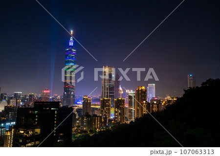 象山摂手平台から見る台北101と信義区の夜景 台湾 台北市 象山摂手平台から見る台北101と信義区の夜景 台湾 台北市 107063313