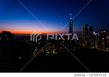 象山摂手平台から見る台北101と信義区の夜景 台湾 台北市 107063319