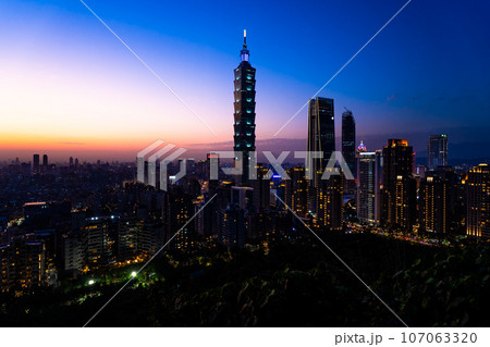 象山摂手平台から見る台北101と信義区の夜景 台湾 台北市 象山摂手平台から見る台北101と信義区の夜景 台湾 台北市 107063320