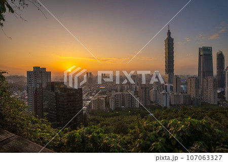 象山摂手平台から見る台北101と信義区の夕景 台湾 台北市 象山摂手平台から見る台北101と信義区の夕景 台湾 台北市 107063327