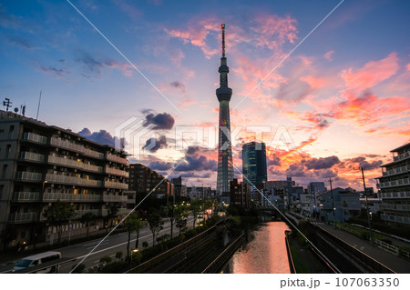 東京都墨田区 夕焼けの東京スカイツリー 柳島歩道橋から 東京都墨田区 夕焼けの東京スカイツリー 柳島歩道橋から 107063350