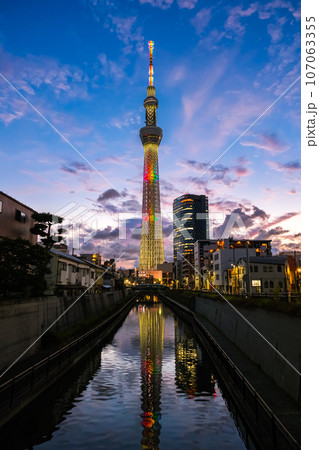 東京都墨田区 十間橋から見る夕暮れの東京スカイツリーの写真素材