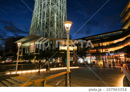 東京都墨田区 夜の東京ソラマチ、おしなり橋 107063358