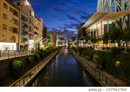 東京都墨田区 夜の東京ソラマチ、北十間川 東京都墨田区 夜の東京ソラマチ、北十間川 107063360