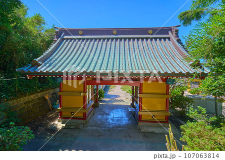 千葉県館山市の洲崎神社の随身門を境内から見る 千葉県館山市の洲崎神社の随身門を境内から見る 107063814