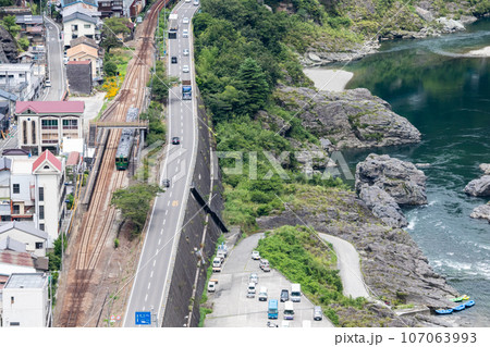 【土讃線】阿波川口駅を通過する四国まんなか千年ものがたり 【土讃線】阿波川口駅を通過する四国まんなか千年ものがたり 107063993
