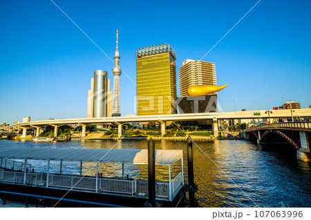 日本の東京都市景観 沖縄減↓・定点把握で前週より減。隅田川や夕日を浴びるビル群などを望む＝7月17日 107063996