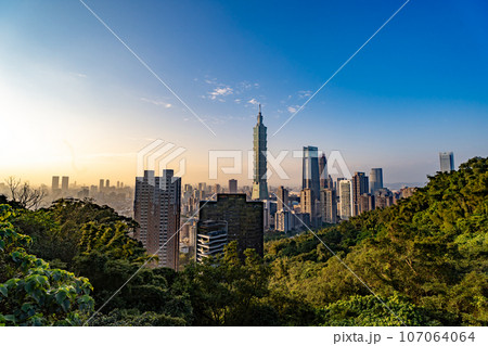 象山煙火平台から見る台北101と信義区の夕景 台湾 台北市 107064064