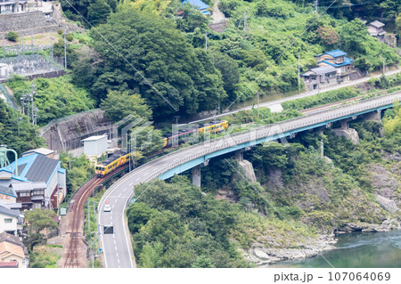 【土讃線】吉野川沿いを走行する特急南風 107064069