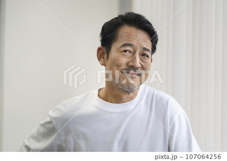 白いTシャツを着た50代の男性 ビューティー ヘルスケア イメージ ポートレート 白いTシャツを着た50代の男性 ビューティー ヘルスケア イメージ ポートレート 107064256