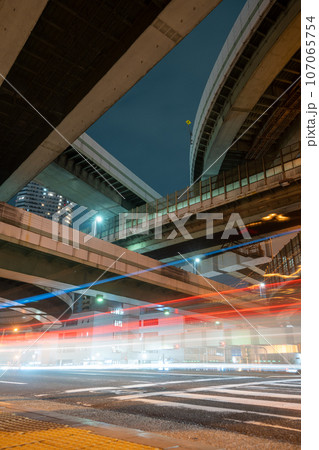 光跡とジャンクションの夜景 107065754