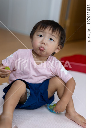 1歳児の男児　おやつの時間 107065858