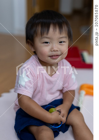 1歳児の男児　おやつの時間 107065870