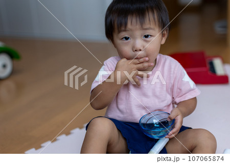 1歳児の男児　おやつの時間 107065874