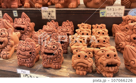 お土産屋 シーサーの置物 沖縄県の写真素材 [107066226] - PIXTA