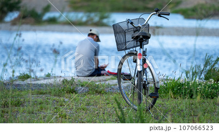 日本の河原でくつろぐ外国人労働者の技能実習生 日本の河原でくつろぐ外国人労働者の技能実習生 107066523
