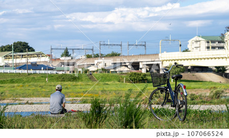 日本の河原でくつろぐ外国人労働者の技能実習生 日本の河原でくつろぐ外国人労働者の技能実習生 107066524