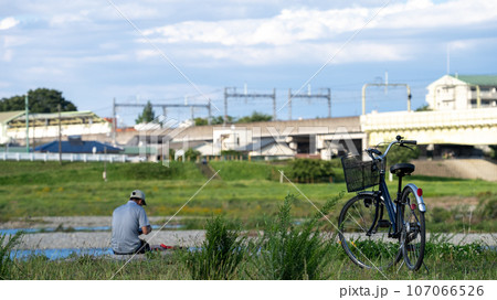 日本の河原でくつろぐ外国人労働者の技能実習生 日本の河原でくつろぐ外国人労働者の技能実習生 107066526
