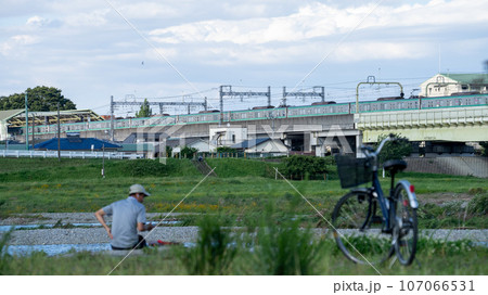 日本の河原でくつろぐ外国人労働者の技能実習生 日本の河原でくつろぐ外国人労働者の技能実習生 107066531