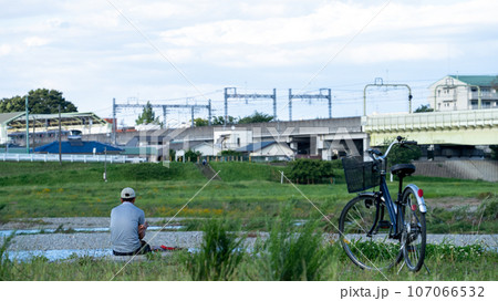 日本の河原でくつろぐ外国人労働者の技能実習生 日本の河原でくつろぐ外国人労働者の技能実習生 107066532