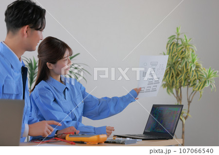 男女のエンジニア_図面を持つ女性エンジニア1 107066540