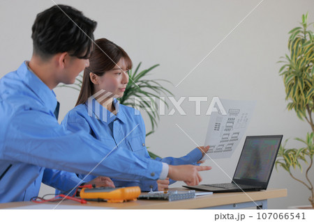 男女のエンジニア_PCを指さす男性エンジニア1 107066541