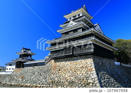 【大分県】晴天の中津城 天守閣と大鞁櫓 【大分県】晴天の中津城 天守閣と大鞁櫓 107067098