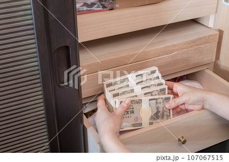 【和たんすに札束を隠す主婦】 107067515