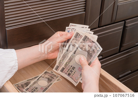 【主婦がたんすの引き出しに一万円札を隠す】 107067516