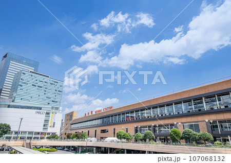 宮城県仙台市　JR仙台駅西口（ぺデストリアンデッキ）と周辺の街並み 107068132