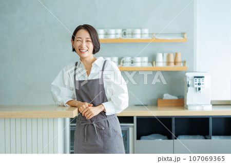 カフェ　女性 107069365