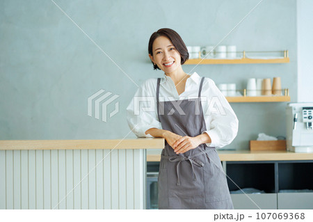 カフェ　女性 107069368