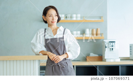 カフェ　女性 107069371