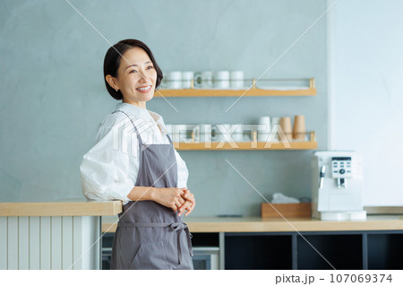 カフェ　女性 107069374