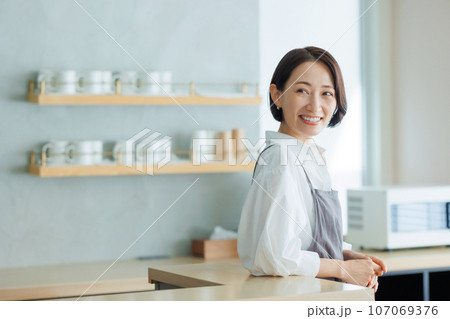 カフェ　女性 107069376